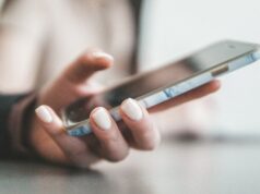 Телефон упав у пісок: як правильно очистити динамік смартфона та не зламати ґаджет Телефон-упав-у пісок:-як правильно-очистити-динамік-смартфона-та не зламати-ґаджет