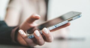 Телефон упав у пісок: як правильно очистити динамік смартфона та не зламати ґаджет Телефон-упав-у пісок:-як правильно-очистити-динамік-смартфона-та не зламати-ґаджет