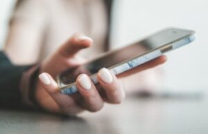 Телефон упав у пісок: як правильно очистити динамік смартфона та не зламати ґаджет Телефон-упав-у пісок:-як правильно-очистити-динамік-смартфона-та не зламати-ґаджет