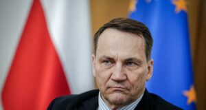 Польща визнає помилковим позбавлення Зеленського ордена Білого Орла “Відповідь була неадекватною”: Сікорський засудив рішення щодо ордена Зеленського