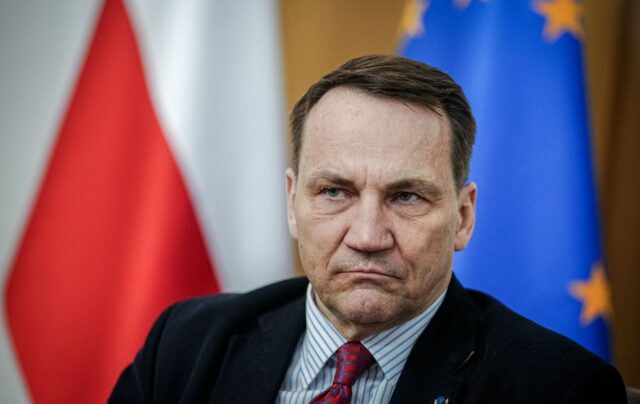 Польща визнає помилковим позбавлення Зеленського ордена Білого Орла “Відповідь була неадекватною”: Сікорський засудив рішення щодо ордена Зеленського