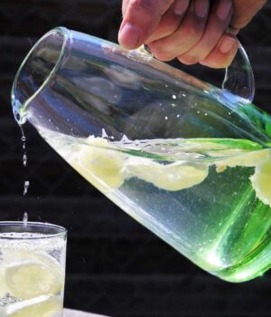 Чи-лимонна-вода-дійсно-корисна-для-здоров’я:-дієтологи-надали-відповідь