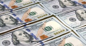 Скільки коштуватимуть 100 доларів в Україні до кінця року: прогноз банкіра Скільки-коштуватимуть-100-доларів-в-Україні-до-кінця-року:-прогноз-банкіра
