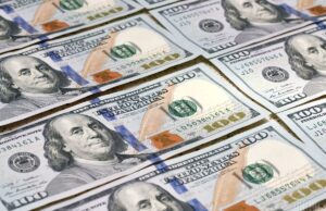 Скільки коштуватимуть 100 доларів в Україні до кінця року: прогноз банкіра Скільки-коштуватимуть-100-доларів-в-Україні-до-кінця-року:-прогноз-банкіра
