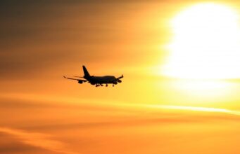 Чому літак скидає паливо перед посадкою і коли це заборонено Чому-літак-скидає-паливо-перед-посадкою-і-коли-це-заборонено
