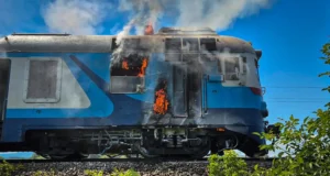 Фото: дизель-поїзд загорівся під час руху на Закарпатті Фото: дизель-поїзд загорівся під час руху на Закарпатті