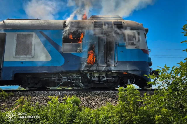 Фото: дизель-поїзд загорівся під час руху на Закарпатті Фото: дизель-поїзд загорівся під час руху на Закарпатті
