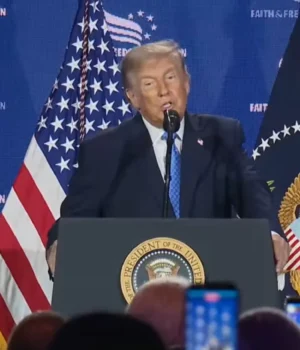 Трамп-назвав-демократів-комуністами-безбожниками-та-окреслив-стратегію-на-проміжні-вибори