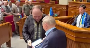 Нагородження Кучми відзнакою імені В’ячеслава Чорновола викликало гучний скандал Нагородження Кучми відзнакою імені В’ячеслава Чорновола викликало гучний скандал
