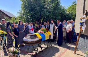 Нововолинська громада вшанувала пам’ять загиблого воїна Сергія Олексюка У-Нововолинську-попрощалися-з-полеглим-Героєм-Сергієм-Олексюком