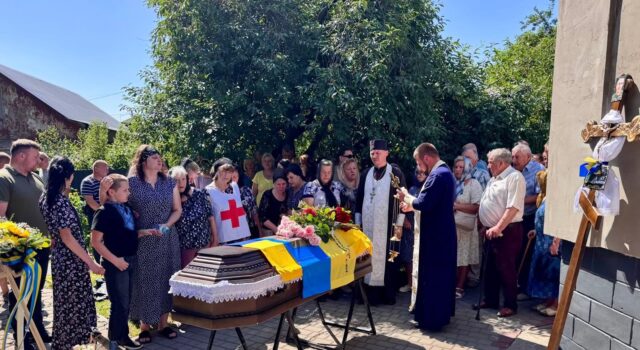 Нововолинська громада вшанувала пам’ять загиблого воїна Сергія Олексюка У-Нововолинську-попрощалися-з-полеглим-Героєм-Сергієм-Олексюком