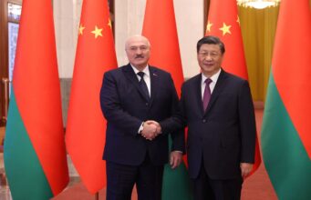 Лукашенко розпочав неанонсований візит до Китаю для переговорів з Сі Цзіньпіном Лукашенко неочікувано прилетів до Сі Цзіньпіна: про що домовляються