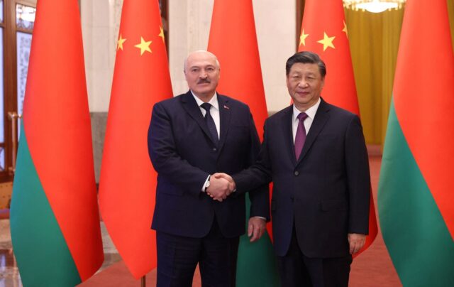 Лукашенко розпочав неанонсований візит до Китаю для переговорів з Сі Цзіньпіном Лукашенко неочікувано прилетів до Сі Цзіньпіна: про що домовляються