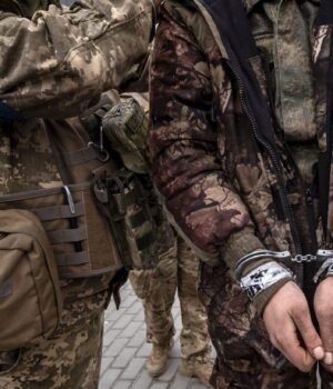 Бійці полку “Скеля” взяли в полон окупанта за допомогою дрона: епічне відео