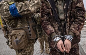Унікальна операція: бійці полку ‘Скеля’ взяли в полон російського військового за допомогою дрона Бійці полку “Скеля” взяли в полон окупанта за допомогою дрона: епічне відео