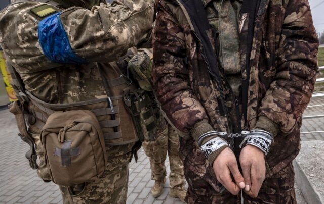 Унікальна операція: бійці полку ‘Скеля’ взяли в полон російського військового за допомогою дрона Бійці полку “Скеля” взяли в полон окупанта за допомогою дрона: епічне відео