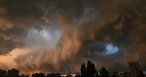 Негода в Києві: повалені дерева та затоплені вулиці Повалені-дерева,-затоплені-вулиці,-відключення-світла-–-наслідки-негоди-у-Києві