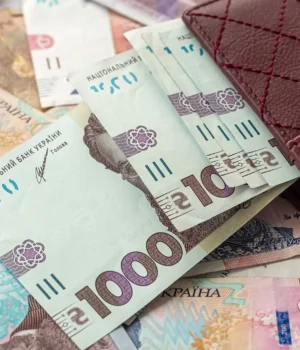 Національний банк продовжив дію лімітів на зняття готівки в Україні та за кордоном