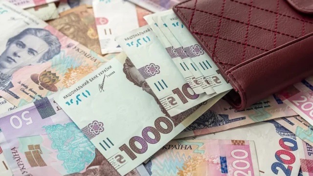 Національний банк продовжив дію лімітів на зняття готівки в Україні та за кордоном Національний банк продовжив дію лімітів на зняття готівки в Україні та за кордоном