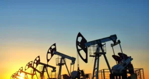 Ціни на нафту зазнають значного падіння через переговори США та Ірану Ціни-на-нафту-можуть-зафіксувати-найбільше-квартальне-падіння-з-2020-року-на-тлі-очікувань-переговорів.