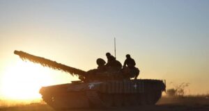Зброю проти дронів шукають і Україна, і Росія: Сирський про те, як повернути танки у... Зброю-проти-дронів-шукають-і-Україна,-і-Росія:-Сирський-про-те,-як-повернути-танки-у.