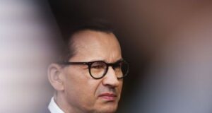 Експрем’єр Польщі зробив різку заяву про Україну і відмовився від ордена: куди він його передасть Експрем’єр-Польщі-зробив-різку-заяву-про-Україну-і-відмовився-від-ордена:-куди-він-його-передасть