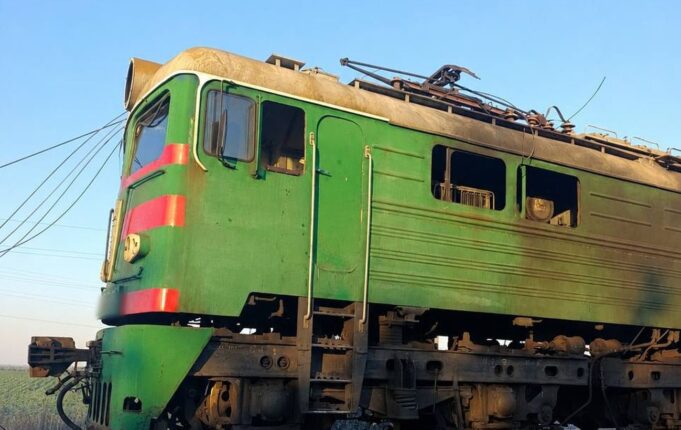 Атака безпілотника на електровоз у Дніпровській області: можливі зміни в графіку поїздів РФ дроном атакувала електровоз на Дніпровщині: можливі затримки поїздів
