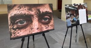 Виставка в Чехії: речі, що нагадують про війну в Україні Светр-у-крові,-форма-полоненого-і-дитяча-пляшечка:-чехам-привезли-«додаткову-аргументацію»-з-російсько-української-війни