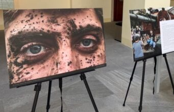 Виставка в Чехії: речі, що нагадують про війну в Україні Светр-у-крові,-форма-полоненого-і-дитяча-пляшечка:-чехам-привезли-«додаткову-аргументацію»-з-російсько-української-війни