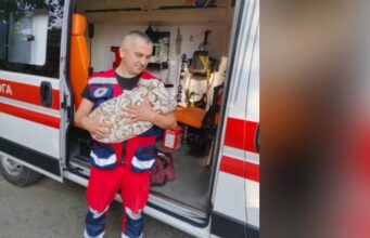 На Волині жінка народила хлопчика в автомобілі швидкої допомоги На-Волині-жінка-народила-хлопчика-в-автомобілі-швидкої-допомоги