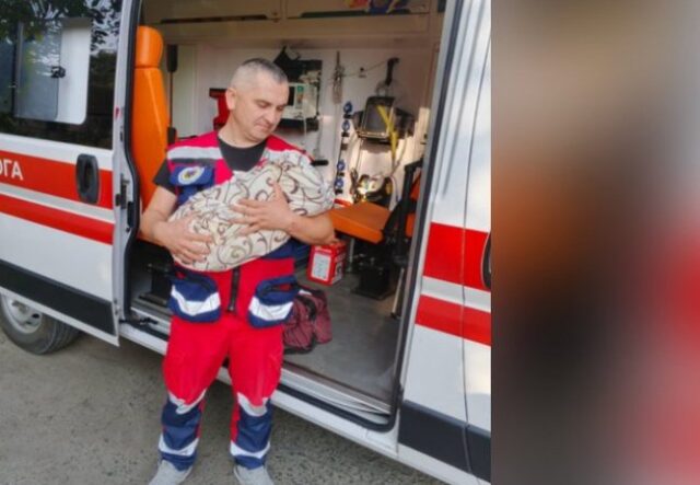 На Волині жінка народила хлопчика в автомобілі швидкої допомоги На-Волині-жінка-народила-хлопчика-в-автомобілі-швидкої-допомоги