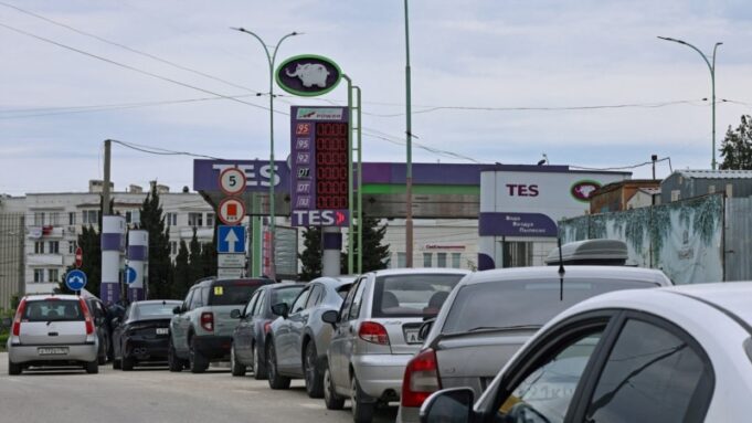 Путін визнає дефіцит пального в Криму та Росії «Ситуація-йде-до-критичної».-РФ-не-має-відповіді-на-удари-ЗСУ?-Путін-помітив-дефіцит-бензину