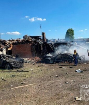 Росіяни посеред дня вдарили КАБами по Харкову: двоє загиблих та багато постраждалих Росіяни-посеред-дня-вдарили-КАБами-по-Харкову:-двоє-загиблих-та-багато-постраждалих