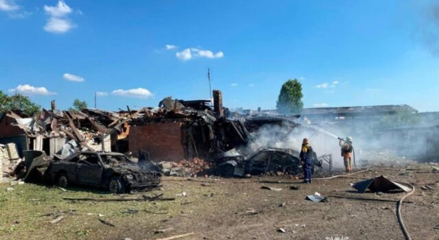 Росіяни посеред дня вдарили КАБами по Харкову: двоє загиблих та багато постраждалих Росіяни-посеред-дня-вдарили-КАБами-по-Харкову:-двоє-загиблих-та-багато-постраждалих
