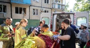 “Справжнє диво”: у Києві з-під завалів розбитого вщент будинку врятували 7 людей (відео) “Справжнє-диво”:-у Києві-з-під-завалів-розбитого-вщент-будинку-врятували-7 людей-(відео)