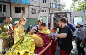 “Справжнє диво”: у Києві з-під завалів розбитого вщент будинку врятували 7 людей (відео) “Справжнє-диво”:-у Києві-з-під-завалів-розбитого-вщент-будинку-врятували-7 людей-(відео)