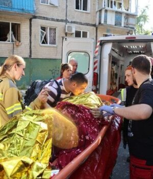 “Справжнє-диво”:-у Києві-з-під-завалів-розбитого-вщент-будинку-врятували-7 людей-(відео) “Справжнє-диво”:-у Києві-з-під-завалів-розбитого-вщент-будинку-врятували-7 людей-(відео)