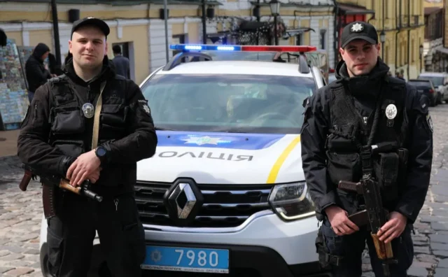 Фото: У Львові чоловік вчинив стрілянину та погрожував дівчині зброєю Фото: У Львові чоловік вчинив стрілянину та погрожував дівчині зброєю