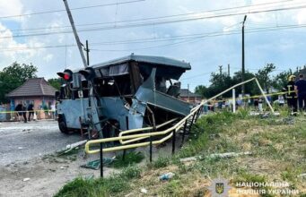 Під Рівним моторошна аварія: поїзд на переїзді роздавив маршрутку із людьми — є загиблі (фото, відео) Під-Рівним-моторошна-аварія:-поїзд-на переїзді-роздавив-маршрутку-із людьми —-є загиблі-(фото,-відео)