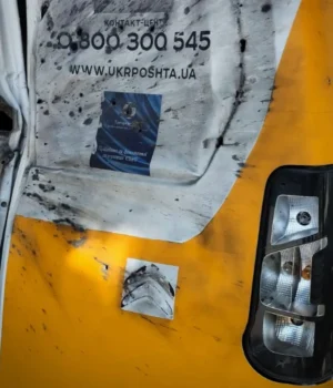 російський-дрон-атакував-поштову-автівку-на-Сумщині,-поранено-водія-та-поштаря російський-дрон-атакував-поштову-автівку-на-Сумщині,-поранено-водія-та-поштаря