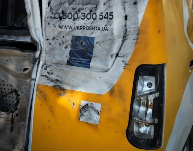 Російський дрон атакував поштову автівку на Сумщині: поранено двох осіб російський-дрон-атакував-поштову-автівку-на-Сумщині,-поранено-водія-та-поштаря