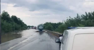 Потужна злива затопила дороги на заході України Потужна злива затопила дороги на заході України