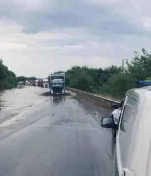 Потужна злива затопила дороги на заході України