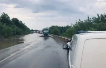 Потужна злива затопила дороги на заході України Потужна злива затопила дороги на заході України