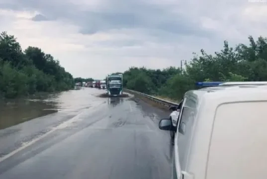 Потужна злива затопила дороги на заході України Потужна злива затопила дороги на заході України
