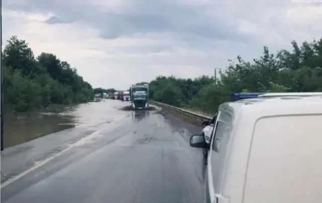 Потужна злива затопила дороги на заході України Потужна злива затопила дороги на заході України