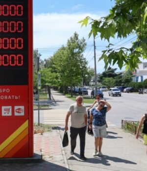 Умивальник-з-пакета-і-«бензинові-війни»-Як-в-окупованому-Криму-переживають-проблеми,-які-Путін-назвав.