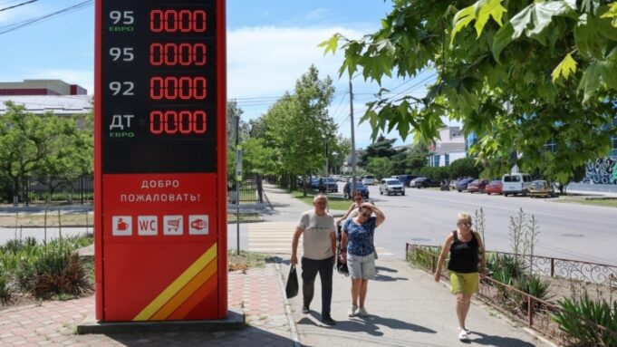 Кризова ситуація з пальним у Криму: наслідки для окупованого півострова Умивальник-з-пакета-і-«бензинові-війни»-Як-в-окупованому-Криму-переживають-проблеми,-які-Путін-назвав.