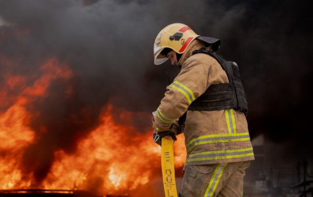 Внаслідок нічного удару по багатоквартирному будинку на Сумщині загинули четверо людей, серед них дитина Росія вдарила дроном по будинку на Сумщині: четверо загиблих, серед них маленька дитина