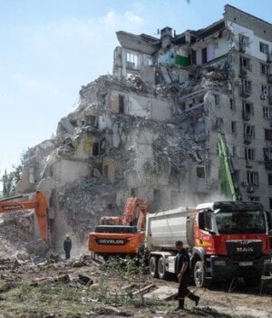 Кривавий-удар-по Києву:-під-завалами-понад-добу-шукають-людей,-кількість-жертв-росте —-нові-дані